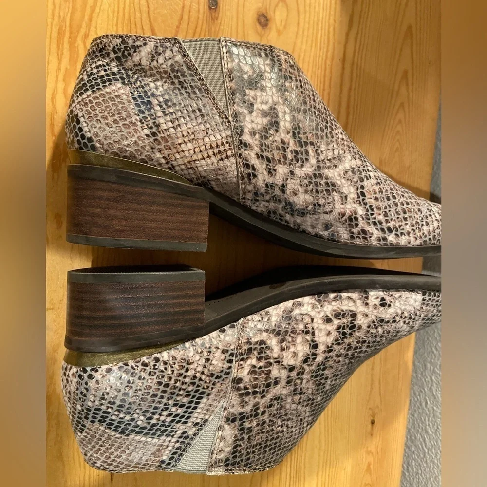 Lucky Brand~Neutral~Snakeskin Print~Pointed Toe~Block Heel~Ankle Booties~Size 10